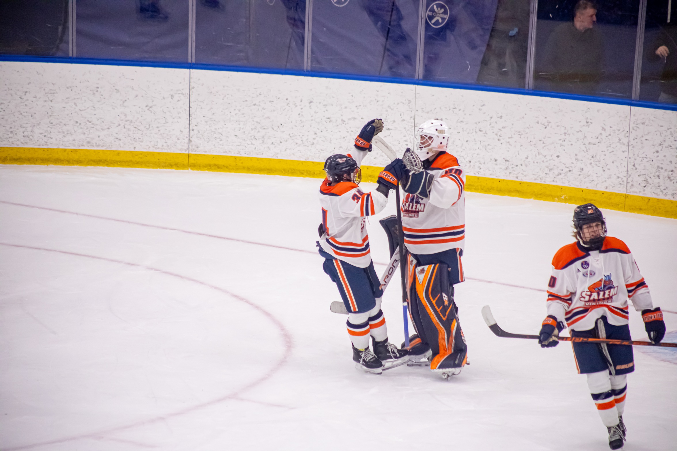 Men&rsquo;s Ice Hockey Skates To Draw With Westfield, Wins Shootout
